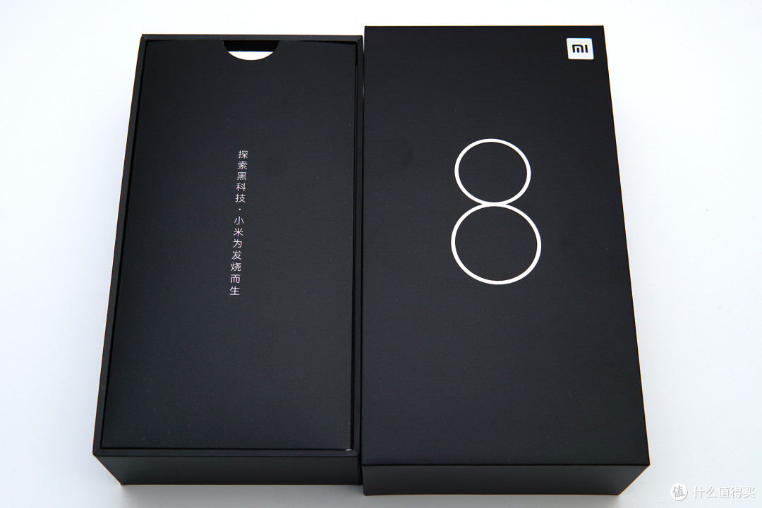 小米8的外包装,现在都流行极简的风格,之前meizu15也就黑盒 1个15.