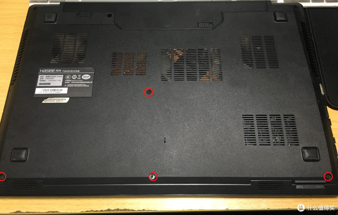 K650D的背面，卸下四颗螺丝就可以直接打开机器