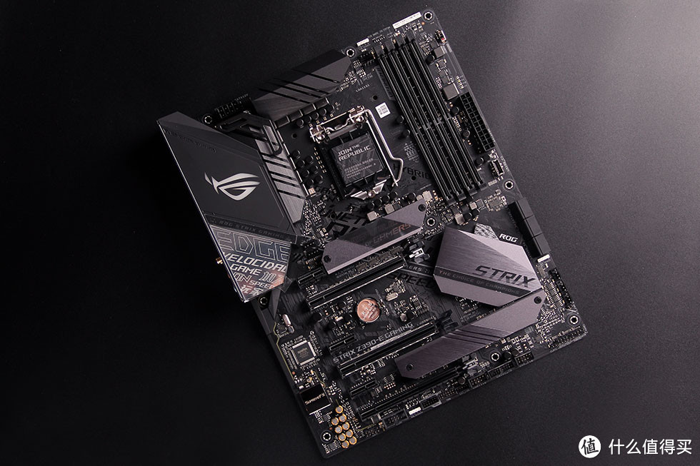 白色机箱的游戏主机—华硕 ROG STRIX Z390-E GAMING / 9900K / RTX2080平台装机展示