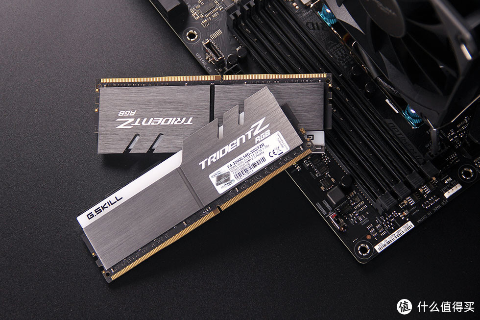 白色机箱的游戏主机—华硕 ROG STRIX Z390-E GAMING / 9900K / RTX2080平台装机展示