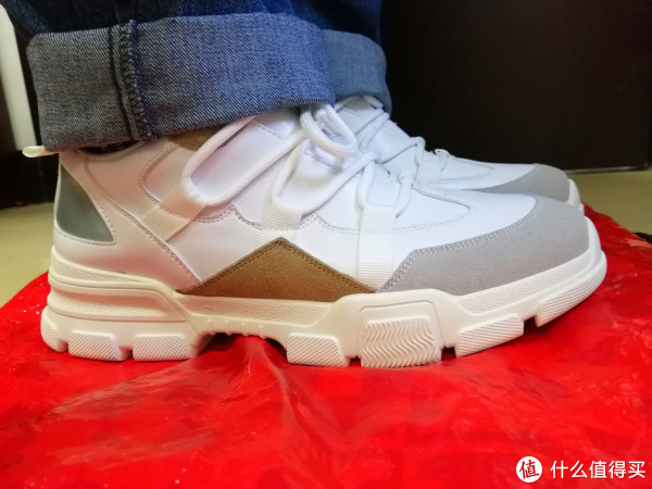 作为小白鞋，略显粗犷