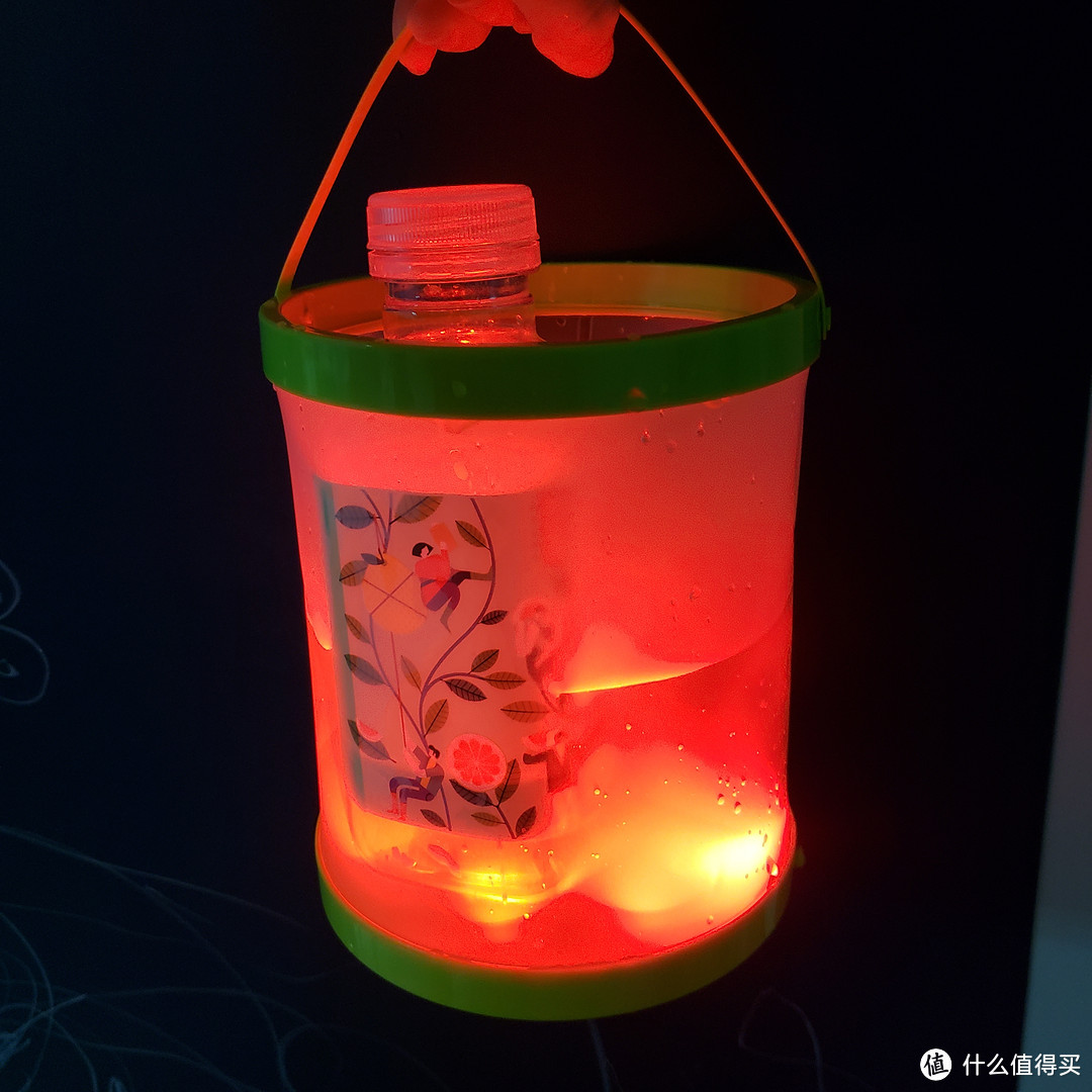 大人和小孩都能玩的创意玩具--太阳能户外触控七彩水桶灯