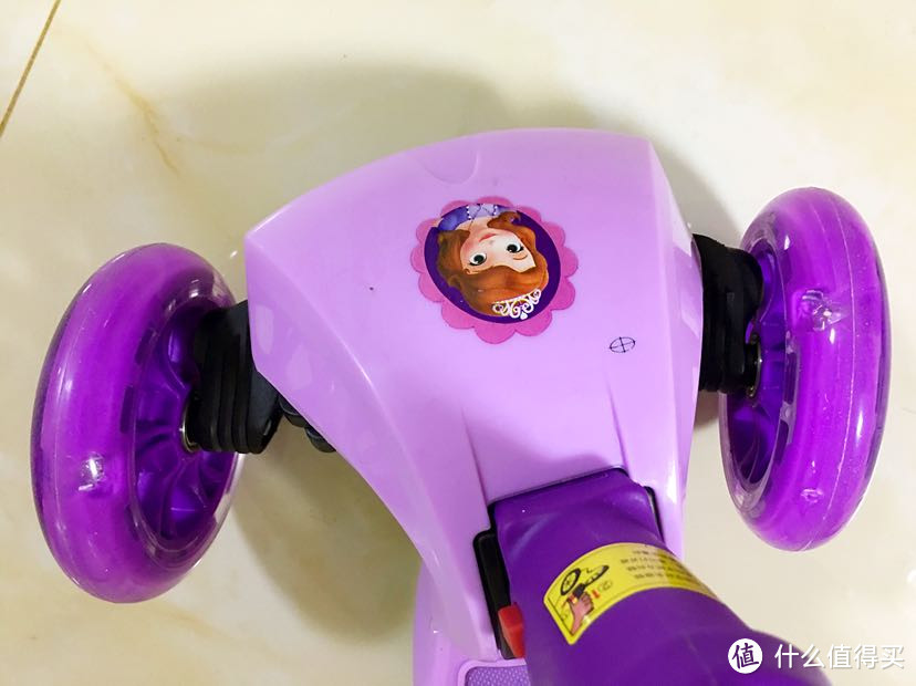 2岁就能玩 浓浓公主风 迪士尼儿童滑板车开箱及点评