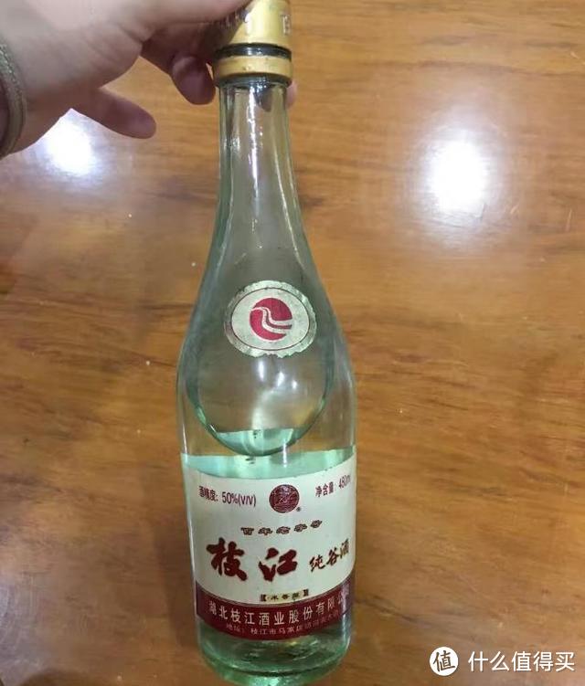 超市里面的“憋屈”酒！因包装简陋没人买，却是地地道道的天然酒