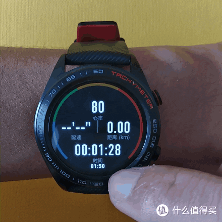 ▲ 开始跑步后，可以上下翻看配速、时间、里程、海拔、心率、智能陪跑、训练效果等
