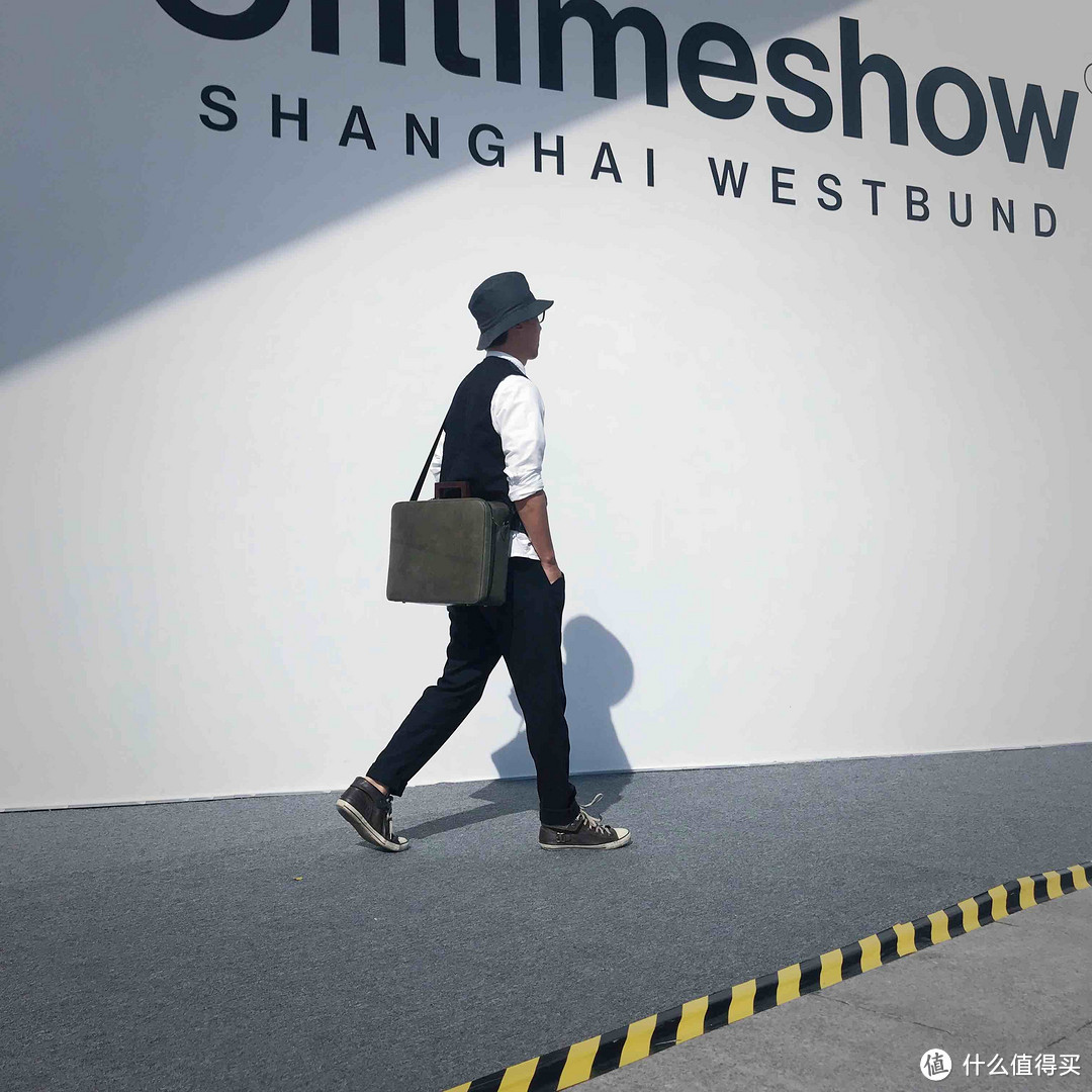 他在央美教设计的同时做了个包袋品牌,周末还能抽空带两孩子去露营