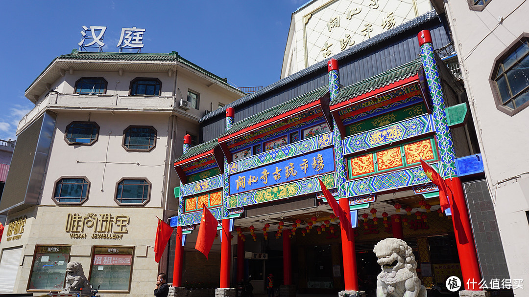 一路直奔食品街,路过的古玩市场,很漂亮的牌楼