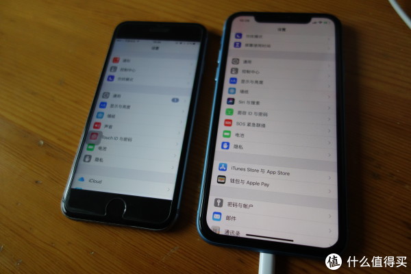 6s和R的屏幕对比，一开始看到R还以为是大黄屏啊
