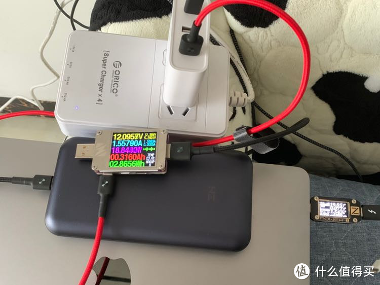 A口C口同时输出，MacBook Pro激活20V电压，紫米10号也可以激活12V快充。