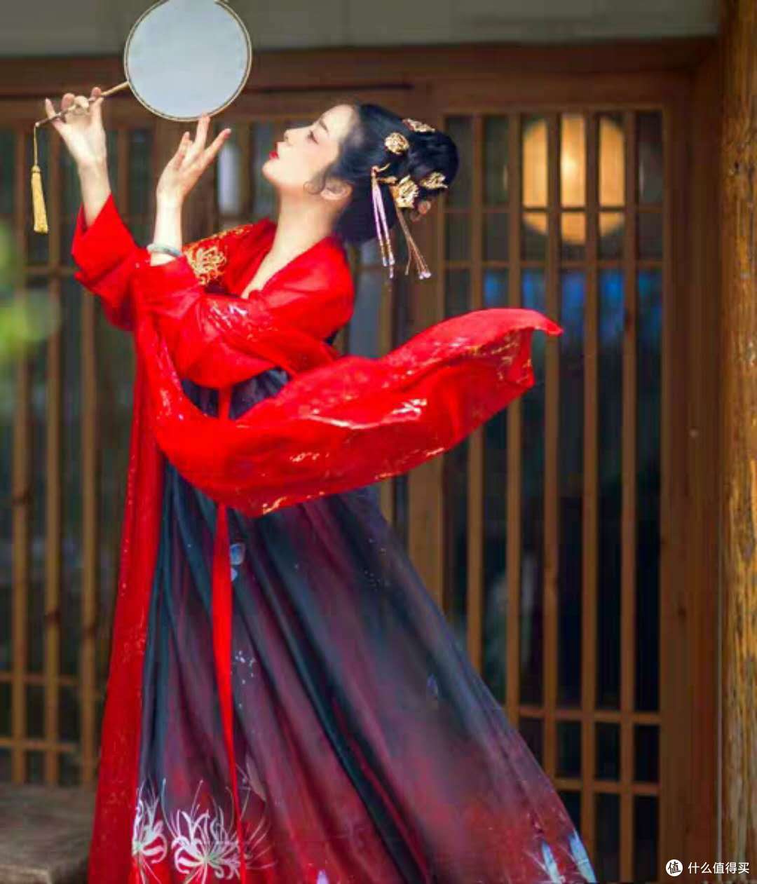 一袭红衣霂倾城，公子一见误终生