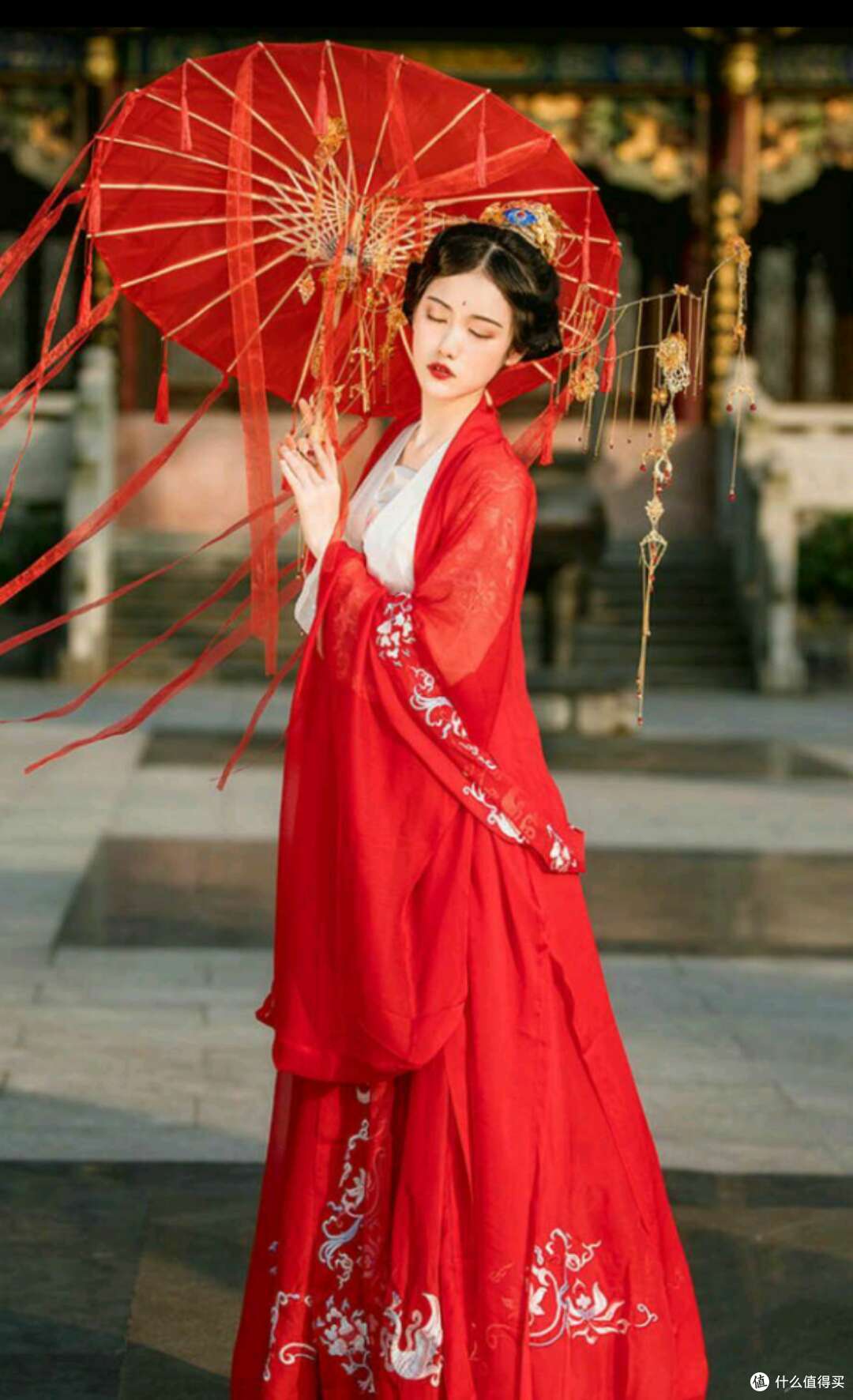 一袭红衣霂倾城，公子一见误终生
