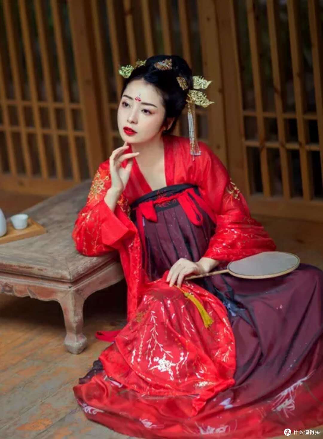 一袭红衣霂倾城，公子一见误终生