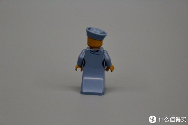 人在腿部运用了整体件做出了裙摆效果