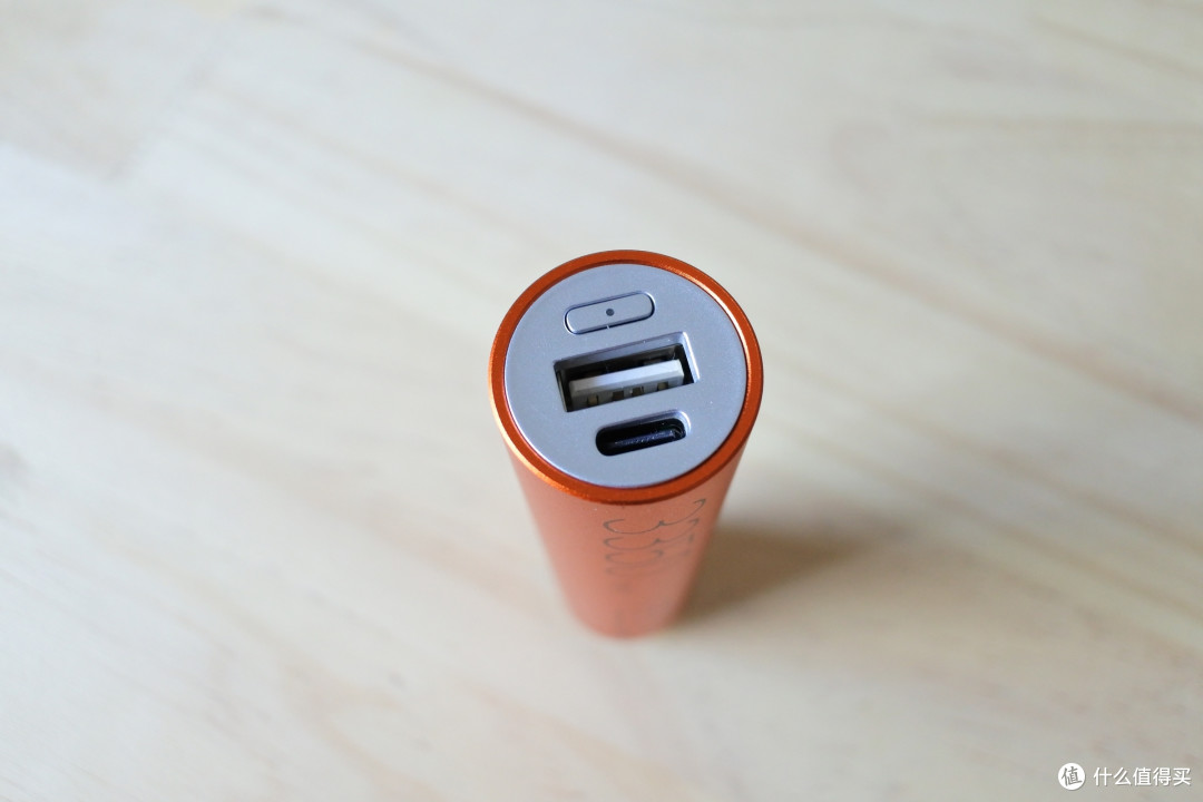 底部开关键，usb A输出口，usb C输入口