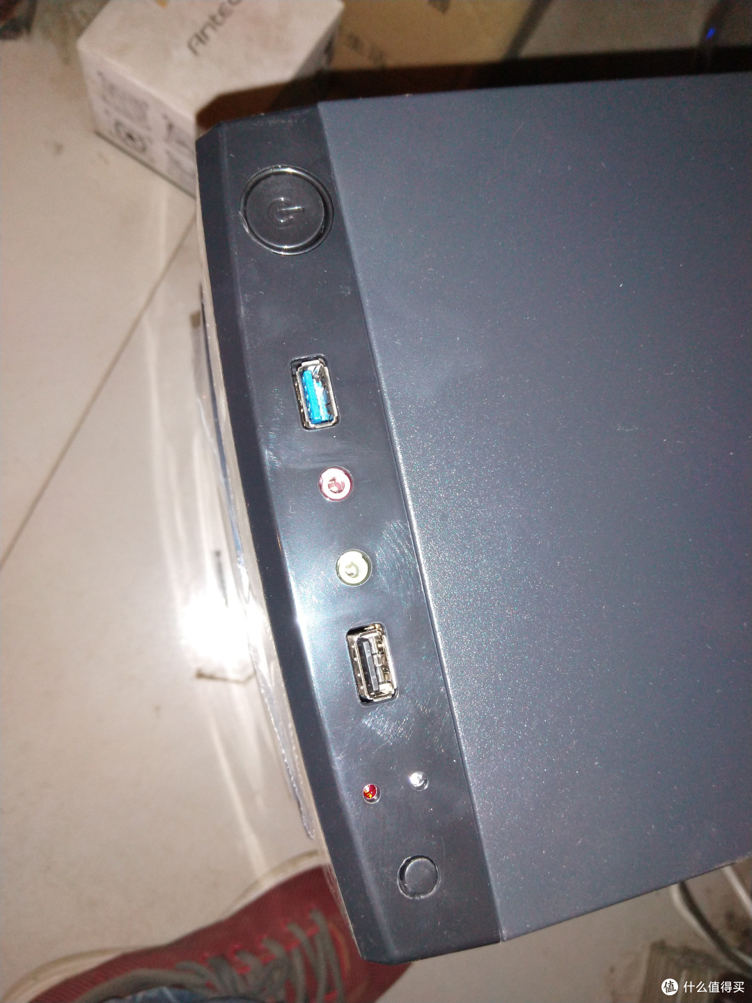 机箱顶部接口，一个USB3.，一个USB2.0，一个电源，一个复位，一个耳机，一个话筒，两个指示灯，正面板还有两个指示灯，估计是为了观看比较方便吧，标准配置