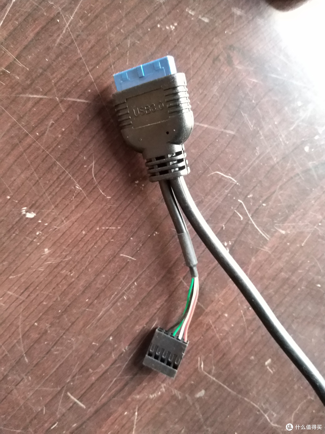 机箱内部的USB3.0接口设计的非常不错，多了一个USB2.0的扩展线，方便主板没有USB3.0接口的童鞋来接在USB2.0的接口上面，把前置的USB3.0也利用起来。