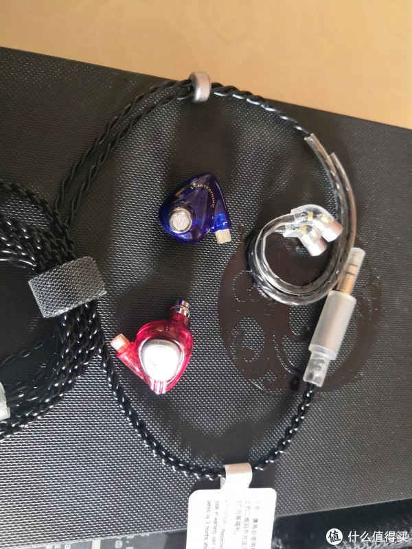 分线器、束线器黑银搭配挺上档次的，黑色的线手感很不错，但感觉有松脱可能