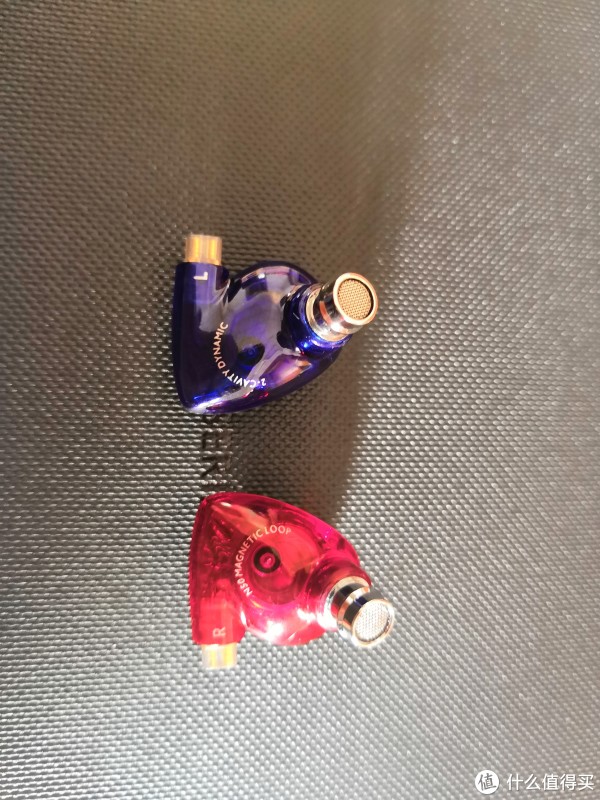 耳塞外壳由塑料和金属共同打造，肉眼看着还挺高级的，即便是塑料部分都看着很精致。耳机都标有左右，线的接口也标有左右，刚开始插错了导致声音不对。