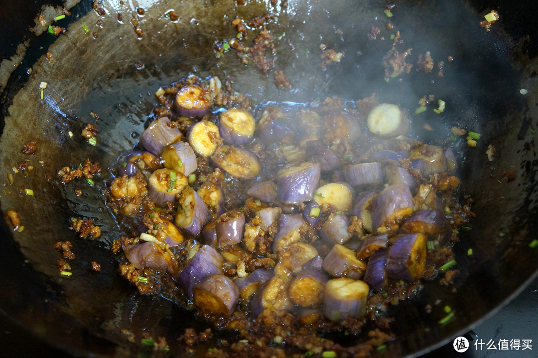 这道红烧茄子，不用下锅炸，反而更好吃，十足下饭菜