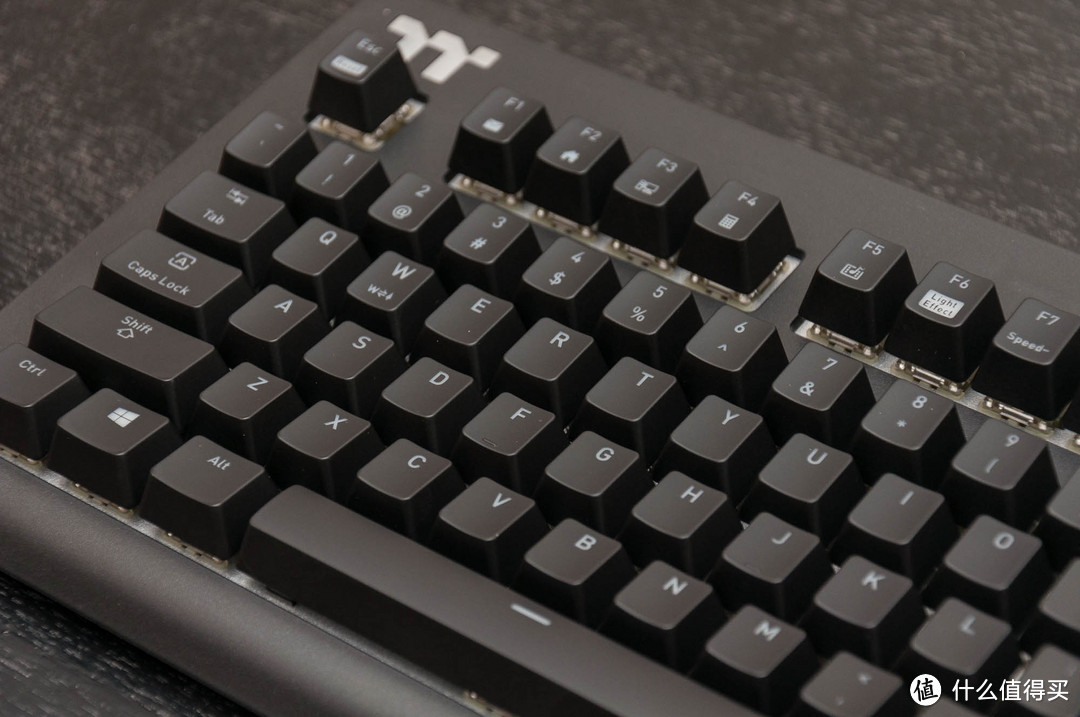 触感轻盈，响应迅速，光效炫目的樱桃银轴电竞键盘--TT星脉X1 RGB键盘评测