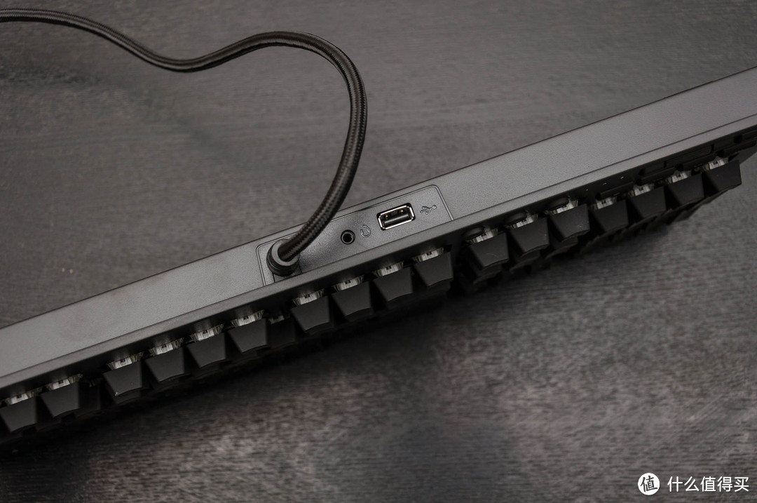 触感轻盈，响应迅速，光效炫目的樱桃银轴电竞键盘--TT星脉X1 RGB键盘评测