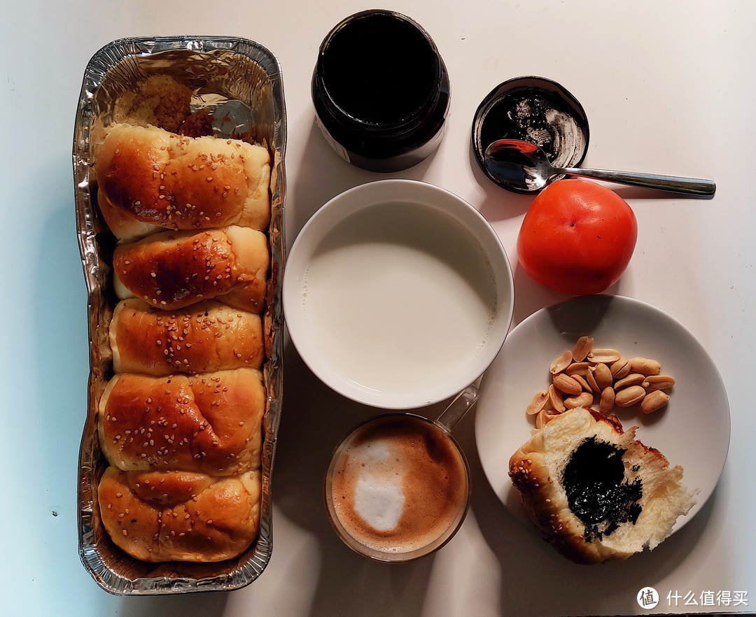 咖啡、豆浆、自己烤的面包、芝麻酱、花生、柿子