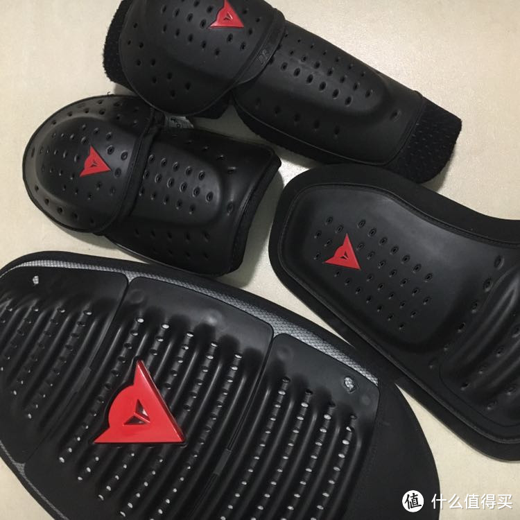 护具都是sport guard的 俩衣服肘部护具相同