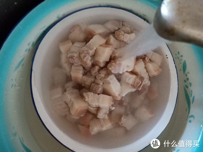 捞出后清水冲洗，将附着在肉上的肉末洗净，控干水分