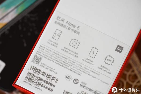 背面罗列了主要配置亮点，5.99寸全面屏，前置1300W像素摄像头，4000mAh电池，骁龙636处理器