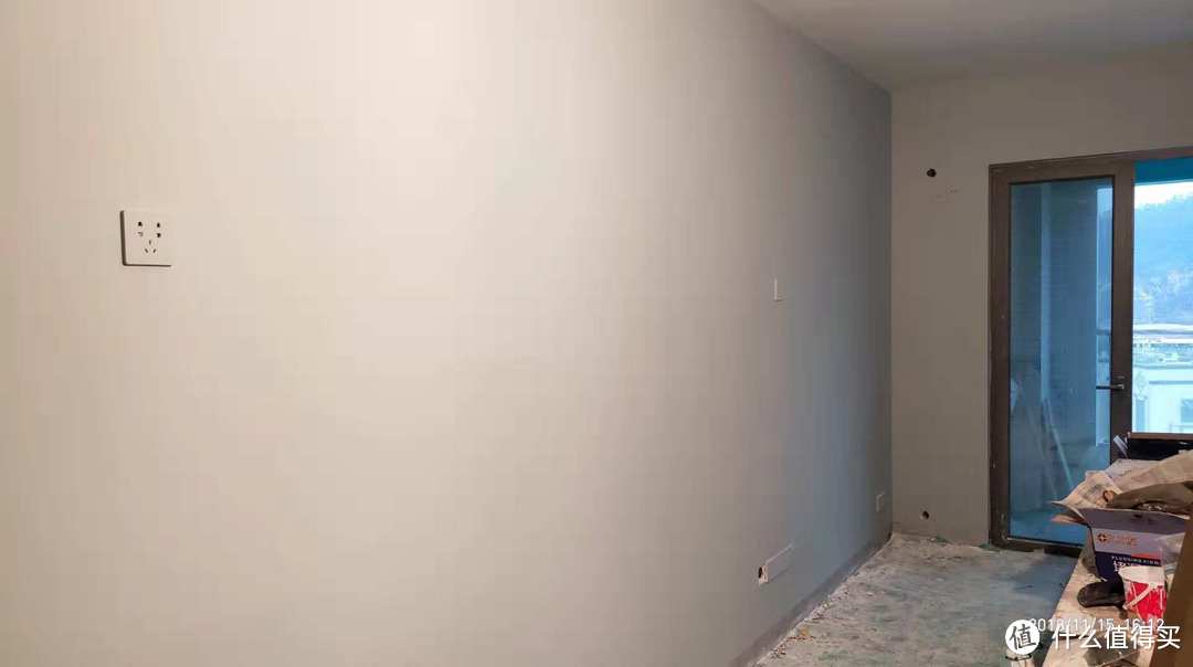 灰色的客厅墙壁油漆完毕，和白色的天花因为是两个颜色，所以交界处比单色的明显多了，如果是强迫症或完美主义者（比如我），建议上墙布啦、改单色啦或者加石膏线分隔，师傅搞了整整一天也没把交界处处理好，我心累。。。
