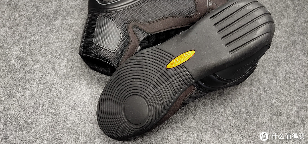 ▲▲▲鞋底采用了丹尼斯名为“SKYWLAK”的专利产品，一定程度上在确保刚性的同时，保障了骑士下车后行走的舒适性，实际脚感非常不错