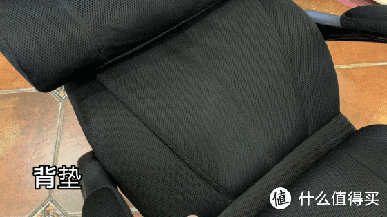 ▲椅背的海绵填充不少，硬度适中。