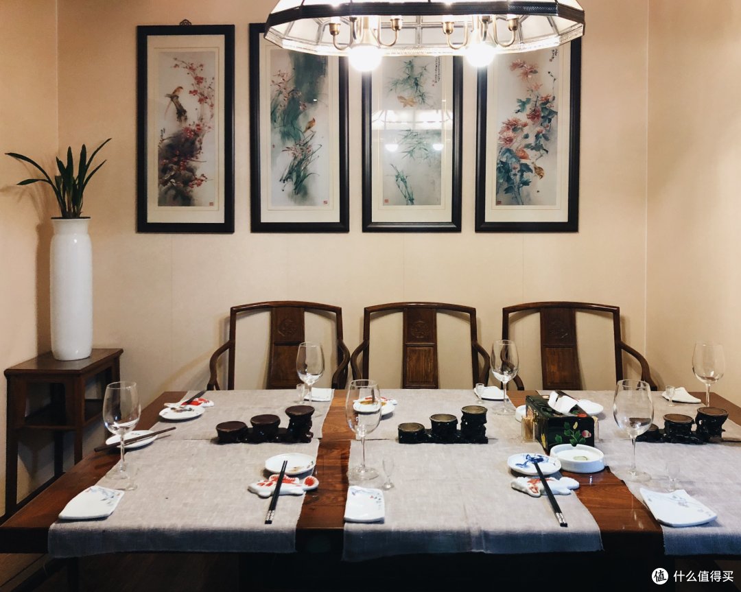 餐具都是兰师傅找工匠在景德镇烧制，印有「玉芝兰」的落款，每人的形状图案各不相同，鲤鱼筷托超可爱