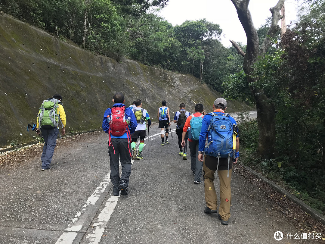 路遇一些越野跑装扮的人们