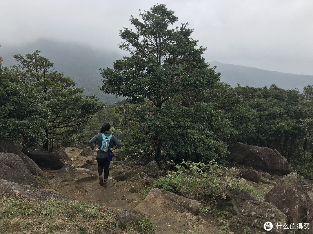 越野跑的MM在歇脚