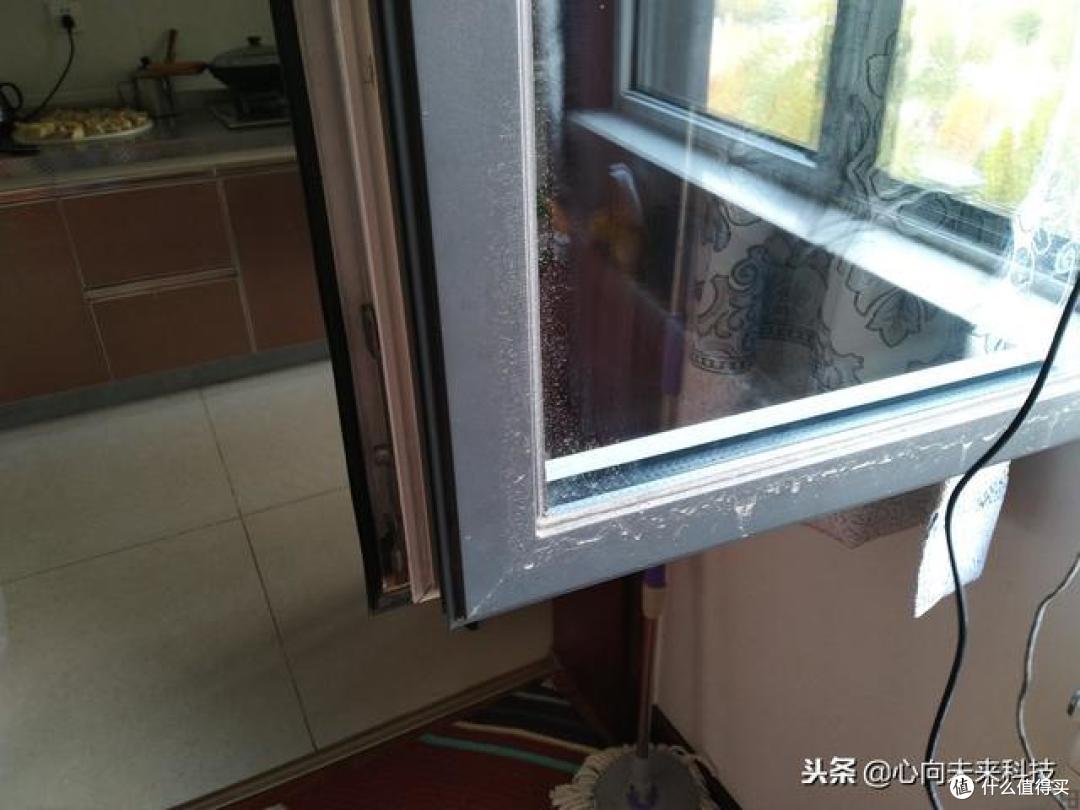 窗明几净原来可以这样简单轻松——BOBOT WIN 3030高空清洁机