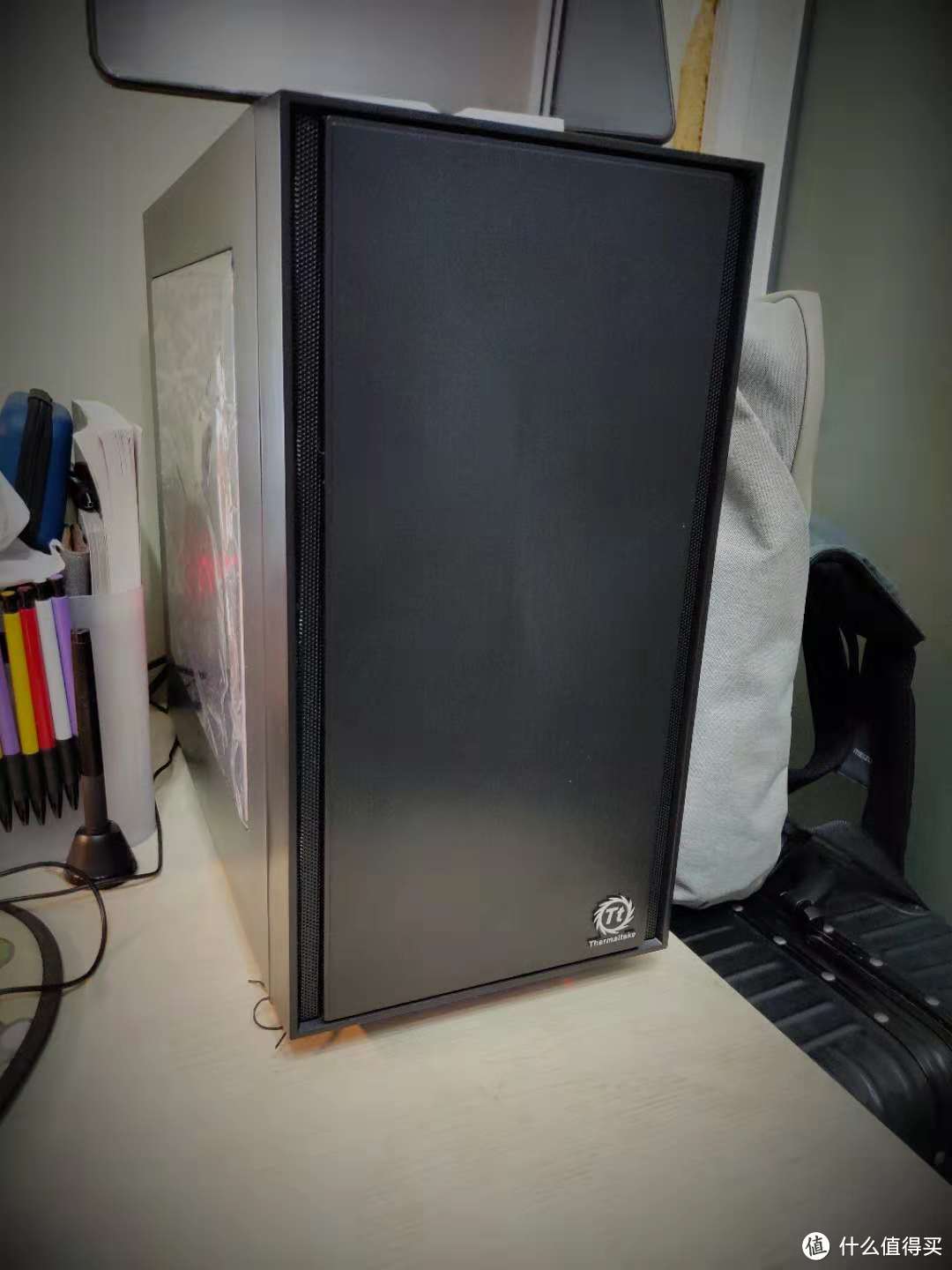这机箱虽然是MATX机箱,但是尺寸还是不小