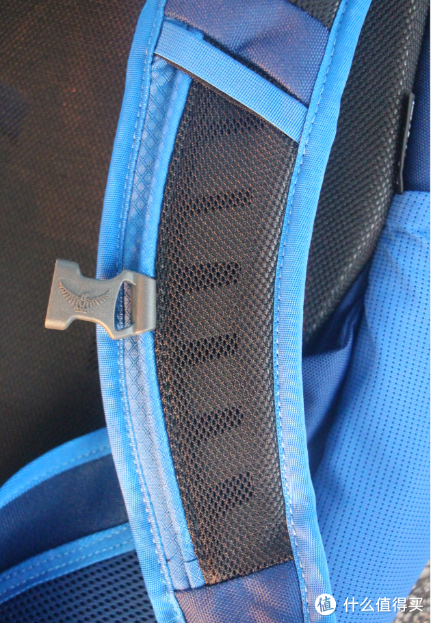 本款背包的胸前扣是可以调节的，让背负者能够调整到最舒服的位置