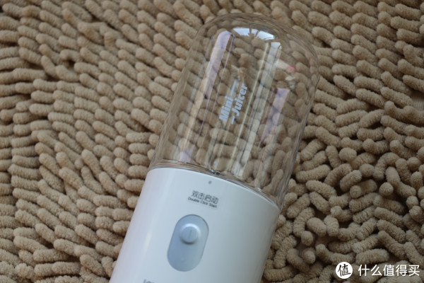 透明杯体上的Mini-Juicer（迷你果汁机）字样