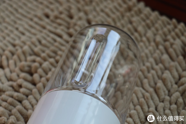 杯体上的凹槽，便于拧开或拧紧杯体