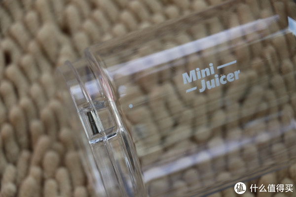 与磁铁相对的，杯体上沿有一个白点，在拧紧杯体时提供视觉指示