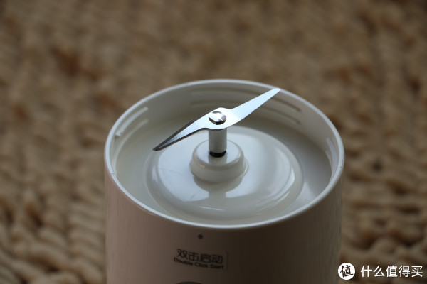 刀片一端上扬，另一端下倾，以便充分搅拌食材