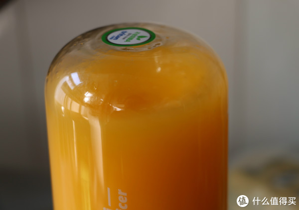 高速旋转下，跟龙卷风一样，果汁中心是空的，俯视的话，很惊艳