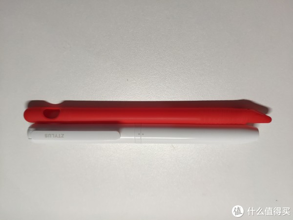 赠送的笔套，现在在用红色的