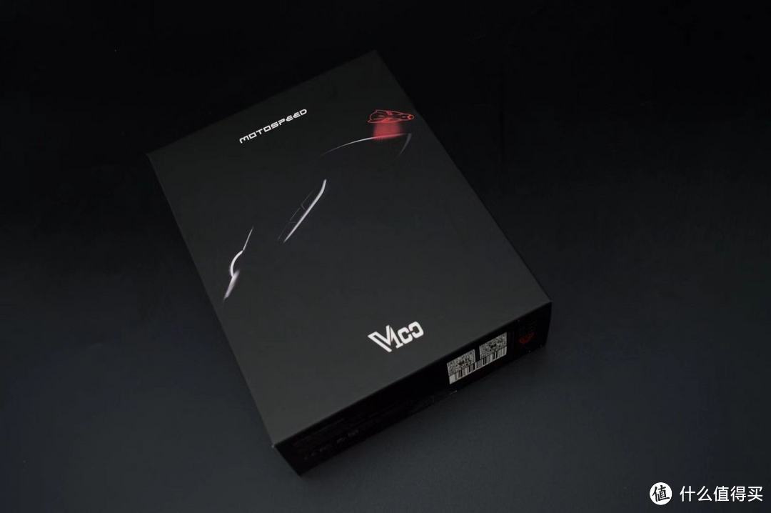 包装采用黑色瓦楞纸，品牌名称MOTOSPEED、型号V100为白色文字，点缀以红色装饰。黑白红三色搭配显得低调大气