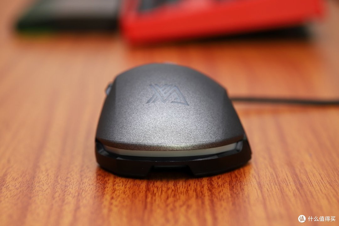 采用右手设计,且无侧翼,加上小,手指可轻松包握住鼠标的整体