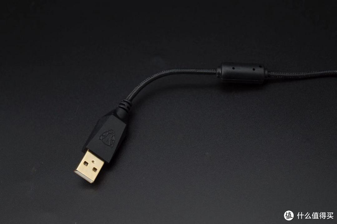 防磁环和镀金USB接口当然是不可缺少的了，编织线和USB接口处同样做了防拉扯处理，暴力插拔(还是温柔点吧)也不用担心线鼠分离