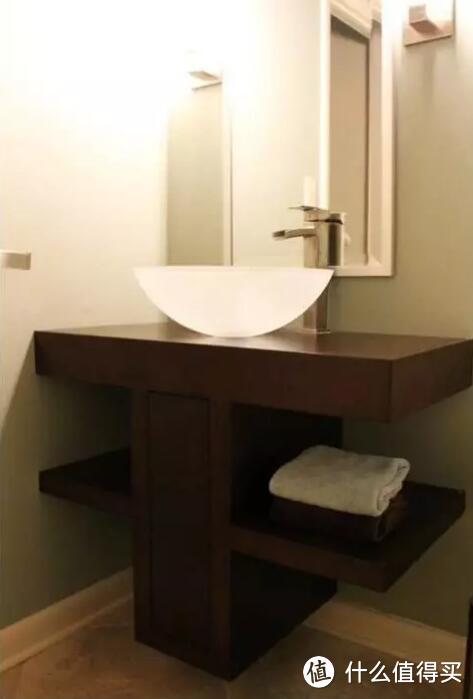 ▲玻璃台盆搭配木质台面，让浴室/卫生间看起来很晶莹 