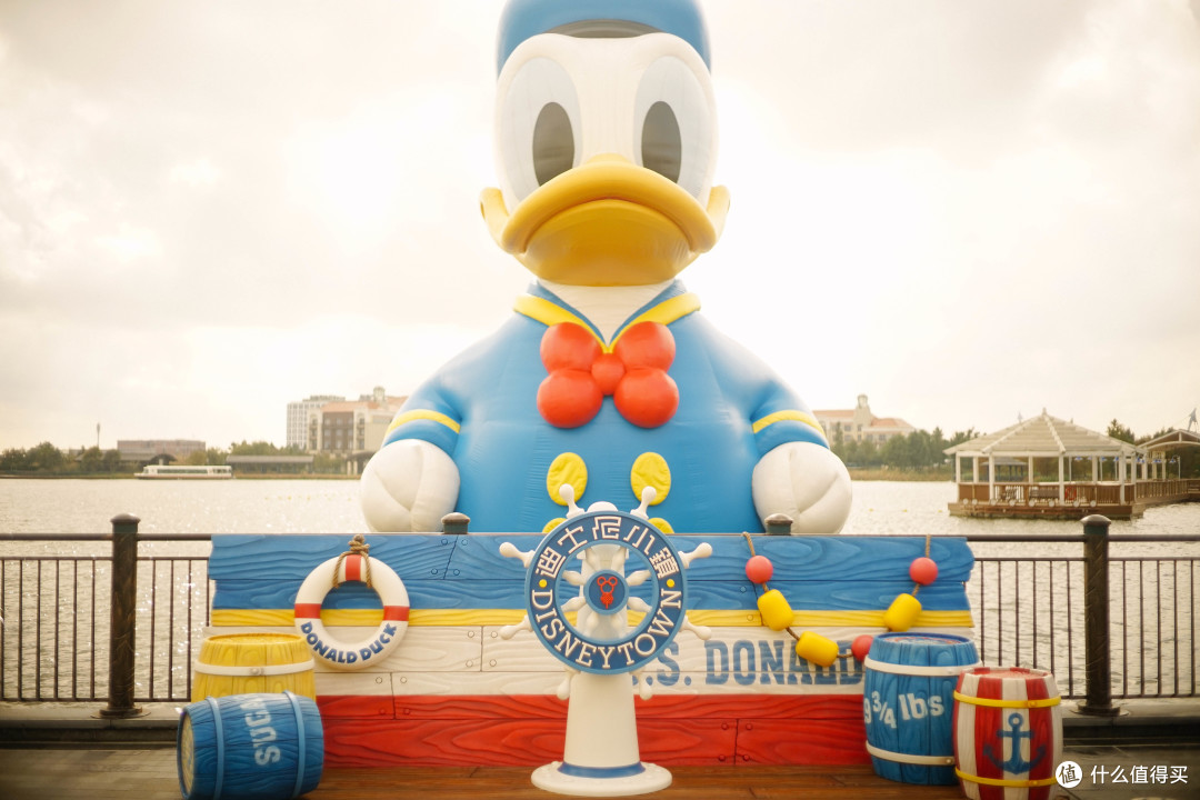 一如几年前世纪公园的大黄鸭,迪士尼小镇上星愿湖里的唐纳德先生也是
