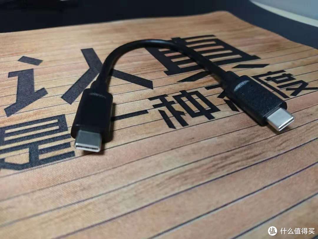 一条很短的usb-c数据线